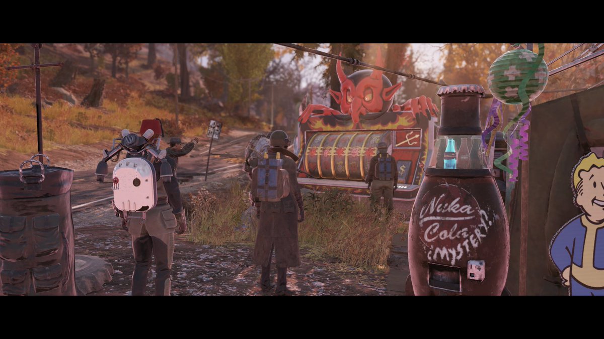 Jimcy03's tweet photo. Hoy entré a #Fallout76 y estos 4 tipos se estuvieron gastando todas sus caps en el tragamonedas de mi c.a.m.p.
Eran de nuevo ingreso, cuando se acababan sus caps se iban a vender cosas y regresaban a gastar de nuevo.

Estuvo raro pero chistoso 🤨 https://t.co/JlgSxErUDR