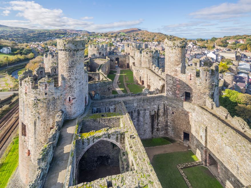 ✔️Coast ✔️Castles ✔️Gardens Your clients can find all three in Llandudno and the surrounding area! We have a great guide to help visitors have the perfect day trip from Llandudno. Check it out 👇 ow.ly/ZfFt50R6Ec9