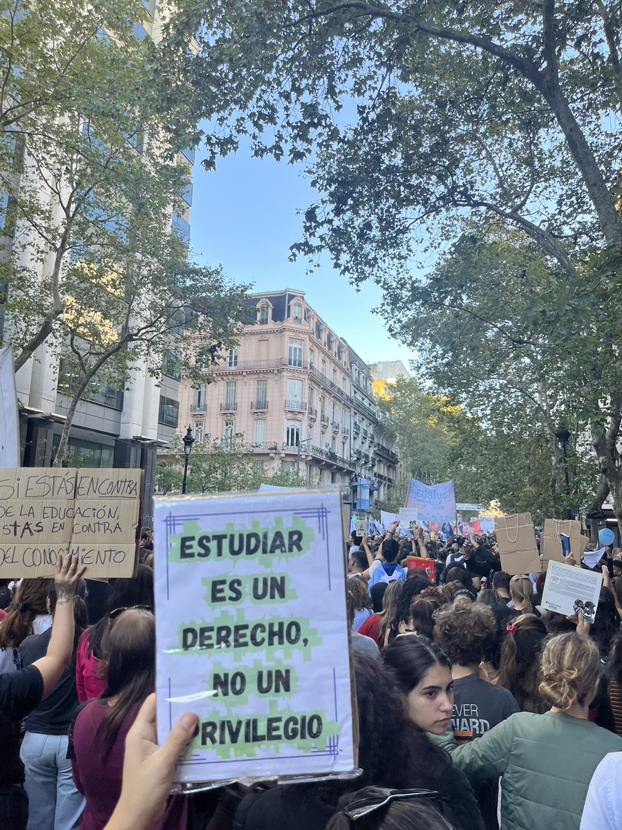 martugeuna's tweet photo. #MarchaUniversitaria #EducacionPublica https://t.co/dAFyBpxdG9
