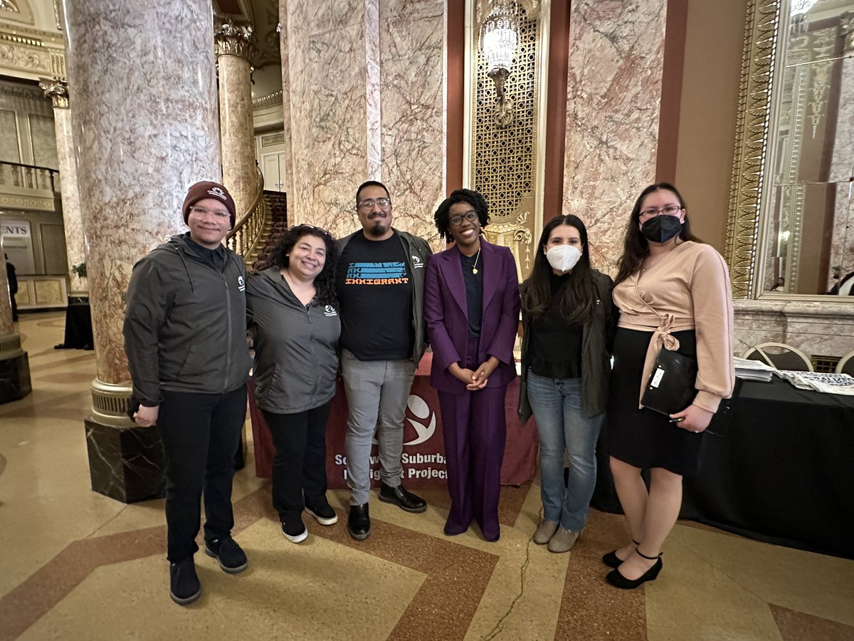 Today we made history in Will County! 101 new citizens from 27 different countries took the oath to become US citizens! We are very grateful to @LaurenUnderwood & her team for helping make this a reality! 🎉🇺🇸 #Citizenship #community #Joliet