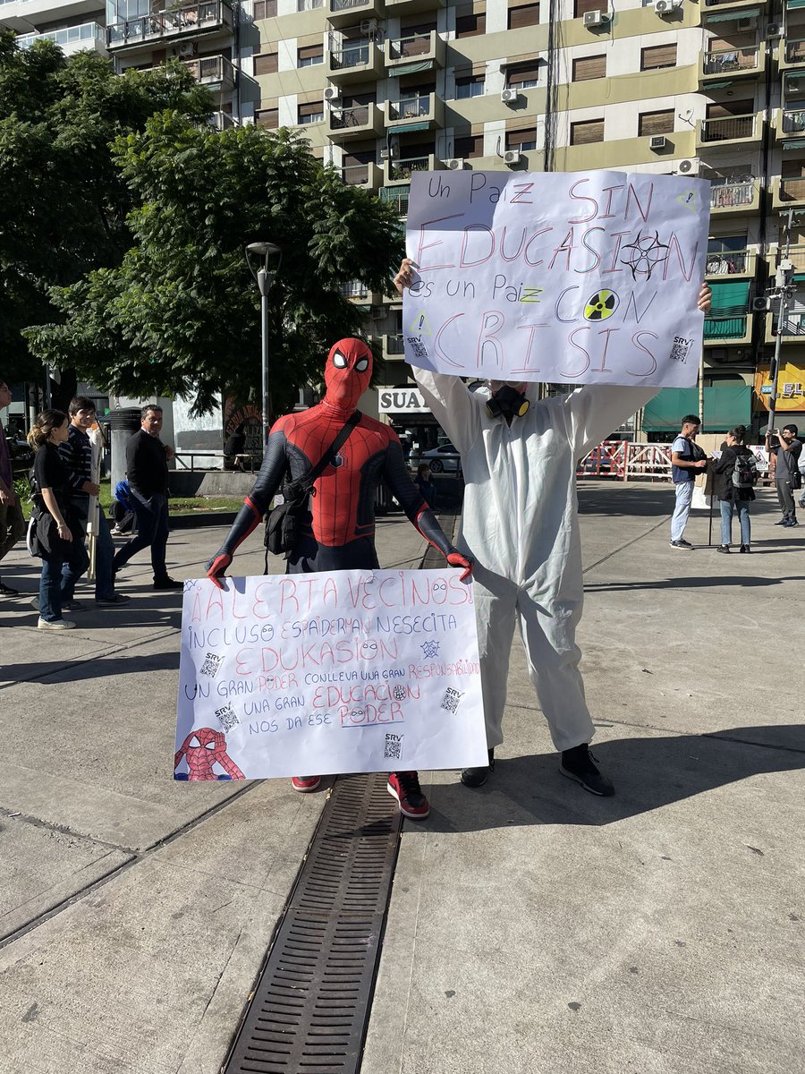 PilarLopezN's tweet photo. @parkavioleta Spiderman pide educación pública, gratuita y de calidad https://t.co/fZbNe8jHLd