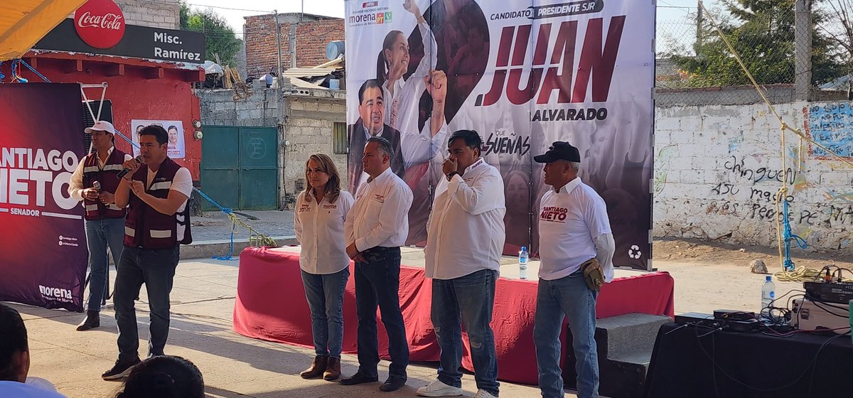 Hoy nos reunimos con los vecinos de Laguna de Lourdes junto a nuestro compañeros; 
Ricardo Astudillo, Juan Alvarado y Santiago Nieto, dando a conocer nuestras propuestas para traer la Transformación a San Juan del Río porque 
¡Amar San Juan es Transformar a San Juan! ❤️