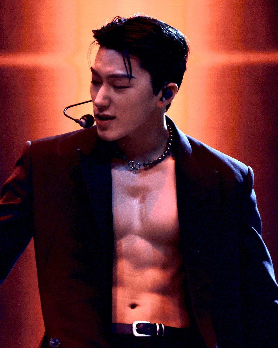 choi san’s abs in high quality 😵‍💫🔥