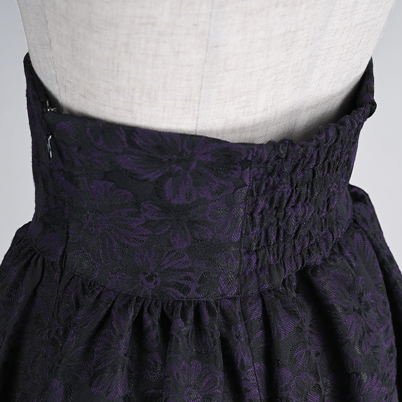 【Pick up】ペタル・スカート 花柄を豪華に織り込んだ目を惹く、妖艶な色合いのジャガードスカート。可愛らしさを抑えた、大人っぽい印象のディープカラー。 nos-project.jp/view/item/0000…