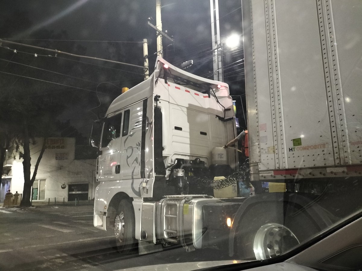 Buenas noches @UCS_GCDMX, solicito retirar y sancionar tráiler estacionado en zona prohibida, sobre el carril de transporte público en Avenida Mariano Escobedo, esquina con Mar Adriático. Col. Popotla, @AlcaldiaMHmx CP 11400.