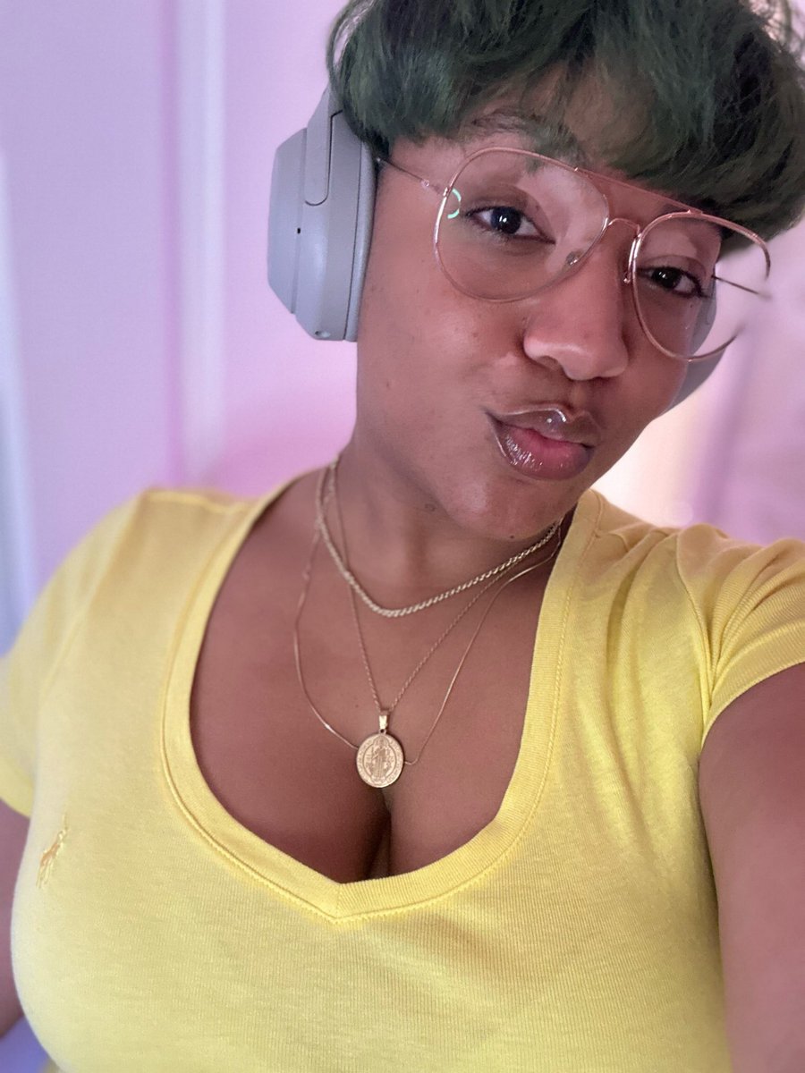 i don’t feel like taking new pics, so. 🤭

 come chill and play a little #witcher3 #wildhunt before i disappear for another week! 😜🧜🏾‍♀️💕

htwitch.tv/nomfwanime