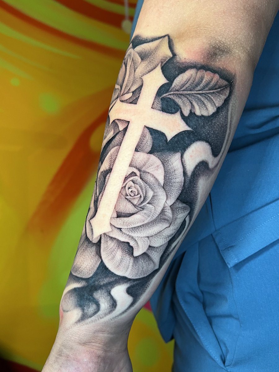 Roses + cross quarter sleeve for Ophelia 🫶❤️‍🔥 thank you for the trust #cynnertattoos