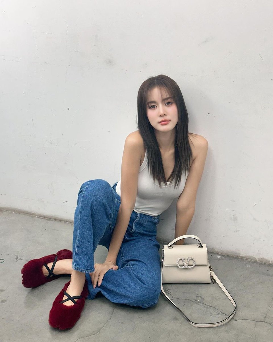 bow_fanclub's tweet photo. อยากจะเป็นตากล้อง เธอจะได้จ้องแต่ตาเรา งื้ออ รักเค้าา 😝🤍🎀
@maisonvalentino
#VALENTINOGARAVANI #VSLING #ValentinoLÉcole
#โบว์เมลดา #แฟนโบว์
#bow_maylada #bow_fanclub https://t.co/Yi8Q1MY8pH