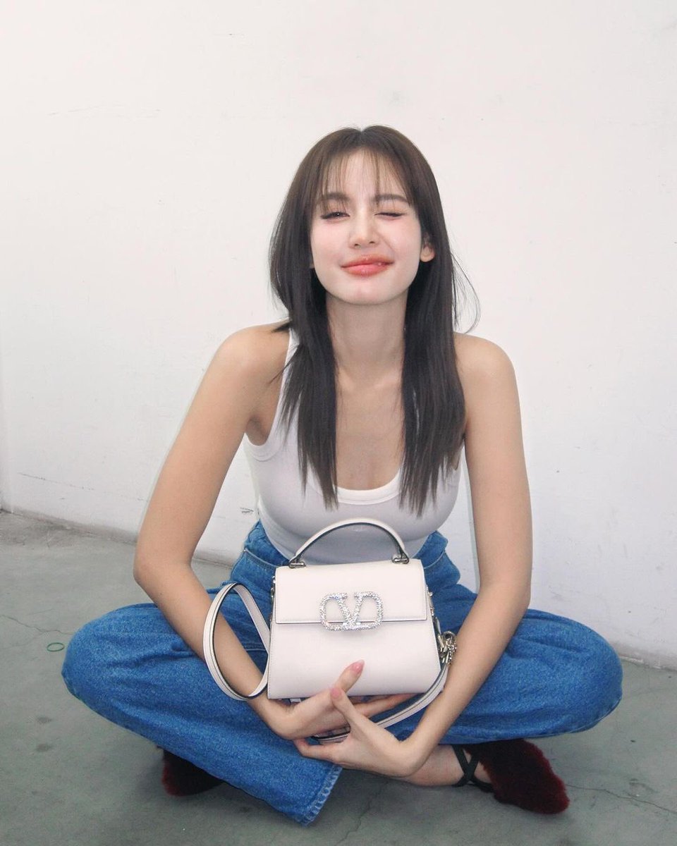 bow_fanclub's tweet photo. อยากจะเป็นตากล้อง เธอจะได้จ้องแต่ตาเรา งื้ออ รักเค้าา 😝🤍🎀
@maisonvalentino
#VALENTINOGARAVANI #VSLING #ValentinoLÉcole
#โบว์เมลดา #แฟนโบว์
#bow_maylada #bow_fanclub https://t.co/Yi8Q1MY8pH