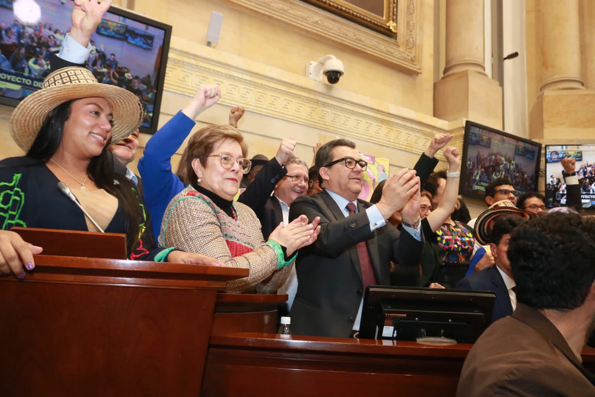 🚨Atención🇨🇴 #GanaColombia #AguantaPensionarse | ¡El proyecto de #ReformaPensionalYA ha sido aprobado en su totalidad en plenaria del Senado de la República!