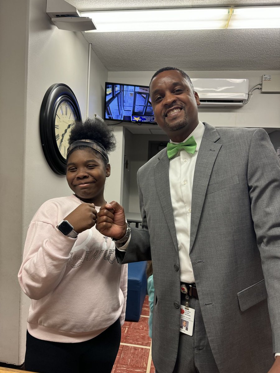 JeffDase's tweet photo. Dapping up 👊🏾 one of our DPS Future Leaders at South Shores Elementary School @DPS61Decatur Zam wants to be a teacher! 🙌🏾 I told her she has mad skills in math as I saw her completing her algebra work. We need them now and will always need math teachers. #Job4Life https://t.co/eT7sFnaUDW