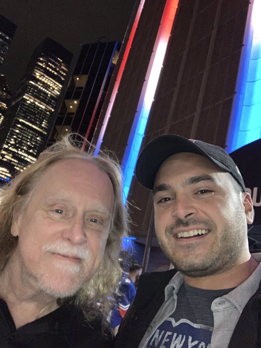 When you see @NYRangers win and get to meet @thewarrenhaynes ?! That's a terrific night! Well done @TheReal_Crees 🏒🥅🎸🎶