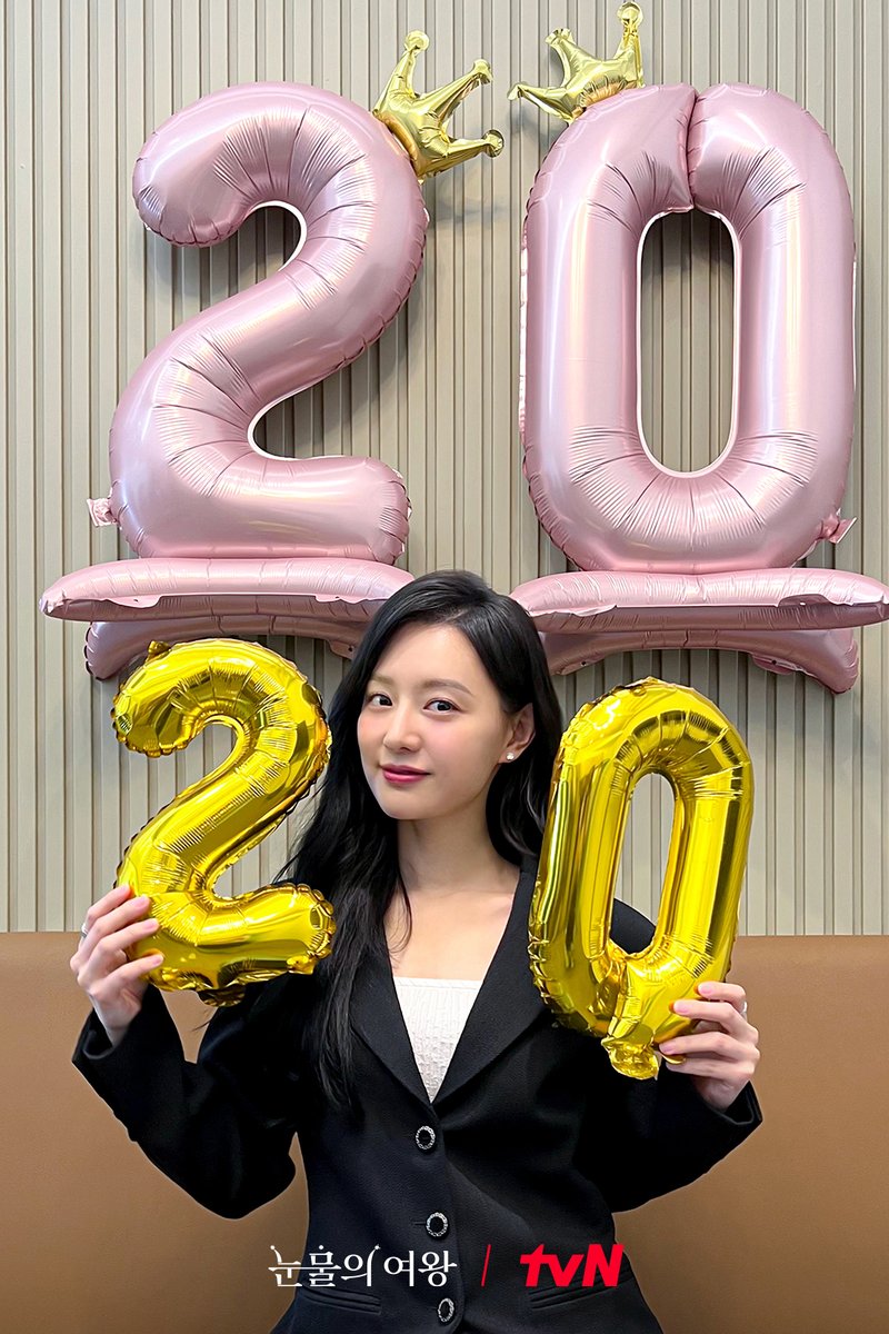 CJnDrama's tweet photo. 🎊4년 만의 tvN 시청률 20% 돌파 기념🎊
김지원 배우 인증샷 도착!📸

마지막까지 우리 해인 여왕님과
절대 함께 해. 절대 지켜. 👑:: ˓(ᑊᘩᑊ⁎) ::

[토일] 밤 9:10 | tvN
#눈물의여왕 #QueenofTears
#tvN #tvN에서봐 #스트리밍은TVING https://t.co/KIOik4F0Ig