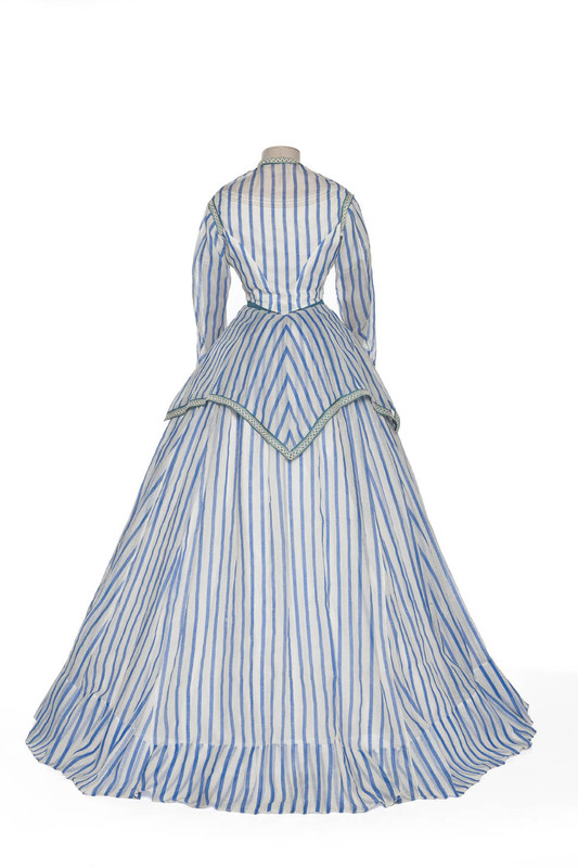 Lovely Summery Frock,1868-72.

Cotton organdy, silk taffeta ribbon.
Wasit 63 cm.

©️ @madparisfr 
#FashionHistory