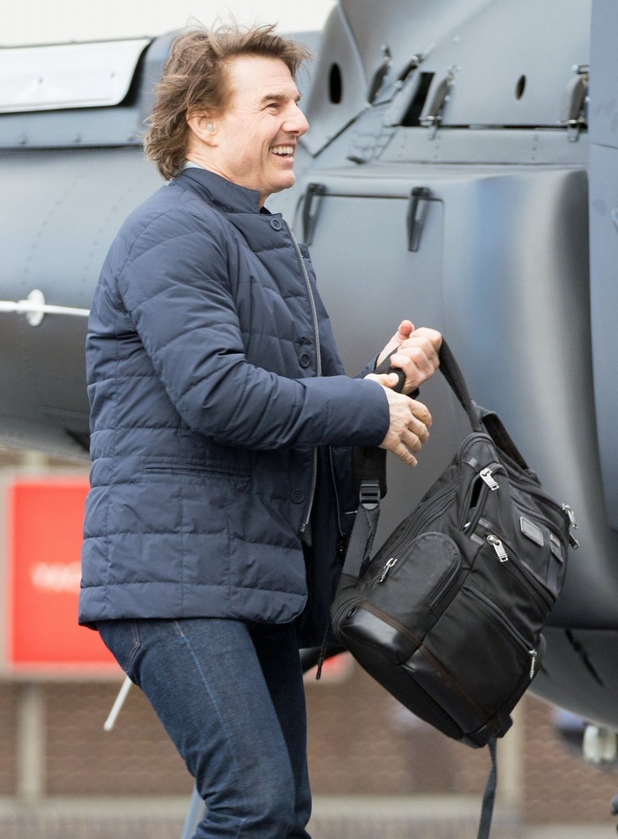 Tom Cruise landing at London's Battersea Heliport

22/04/24