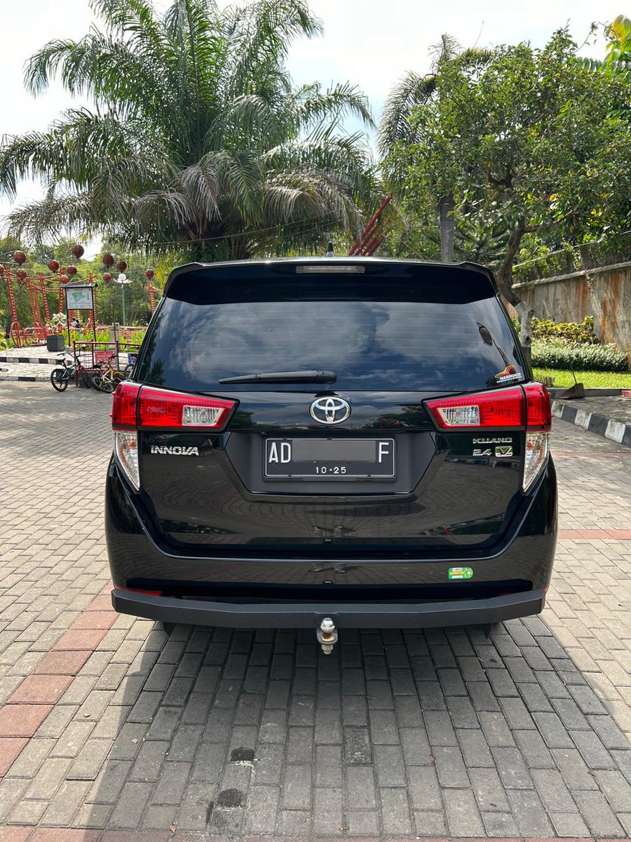 MasMasBiassaa's tweet photo. Mobil Overprice Namun Banyak Yang Tidak Terima Ketika Dibilang Overprice

Mobil yang jadi simbol ketahanan finansial sebuah keluarga ini sejatinya hanyalah mobil yang "B" Ajah alias cukup sederhana untuk mobil yg harga sekennya saat ini sudah 400 jt-an

Lhagimana...
Udah mahal tapi gada vsc hsa, spion belum auto retract alias kudu ditekuk manual kek Brio Purel, rem belakang masih tromol, jok masih manual, speedo sederhana tampilannya, no keyless entry/start stop engine, no immob (kalo mau yg keyless wajib beli tipe Q or ventuer, kalo mau immob minimal tipe V baru dapet), AC masih puteran kompor gas (tipe V keatas baru digital) + lampu masih halogen semua dan dengan fitur seperti itu harga bekasnya 400 Juta-an, wkwkwkwk

Beloman lagi setir yang sebenernya agak kurang cocok buat dijadiin daily use car, berat + bikin cepet pegelpak... awokwokwkwk

Untungnya sih udah dilengkapi dengan AC double blower, HU 2din touchscreen dan tombol audio disetir + fitur safetynya sudah dilengkapi dengan dual srs airbag, abs ,ebd

Tapi memang, mobil ini cocok untuk anda yg menginginkan mobil diesel dengan cc besar, dimensi yg gak terlalu besar, masih practical buat dibawa kemana mana, lega, muat banyak, perawatan murah, part ada dimana² mulai dari ori mau KW, aftersales terjamin, siap dibawa kemana aja, torsi bawah besar, tarikan ngisi disemua putaran, irit bbm, dan bisa dipakai modelan gimana aja serta bisa diisi bbm dan oli apa aja

Jadi menurut Paman gimana? Worth ga si Innova ini?

Toyota Innova Reborn 2.4 V new facelift

Tahun 2020
Transmisi Automatic
Pajak hidup tangan pertama plat AD jateng asli.
Mesin sehat & prima
Kilometer 50rb asli record
Buku servis dan kunci serep lengkap full set
Kondisi jaminan 100% full ori dan siap pakai
Bergaransi tidak bekas laka & tidak bekas banjir

Harga cash 435jt

https://t.co/9KgdzMcHuX