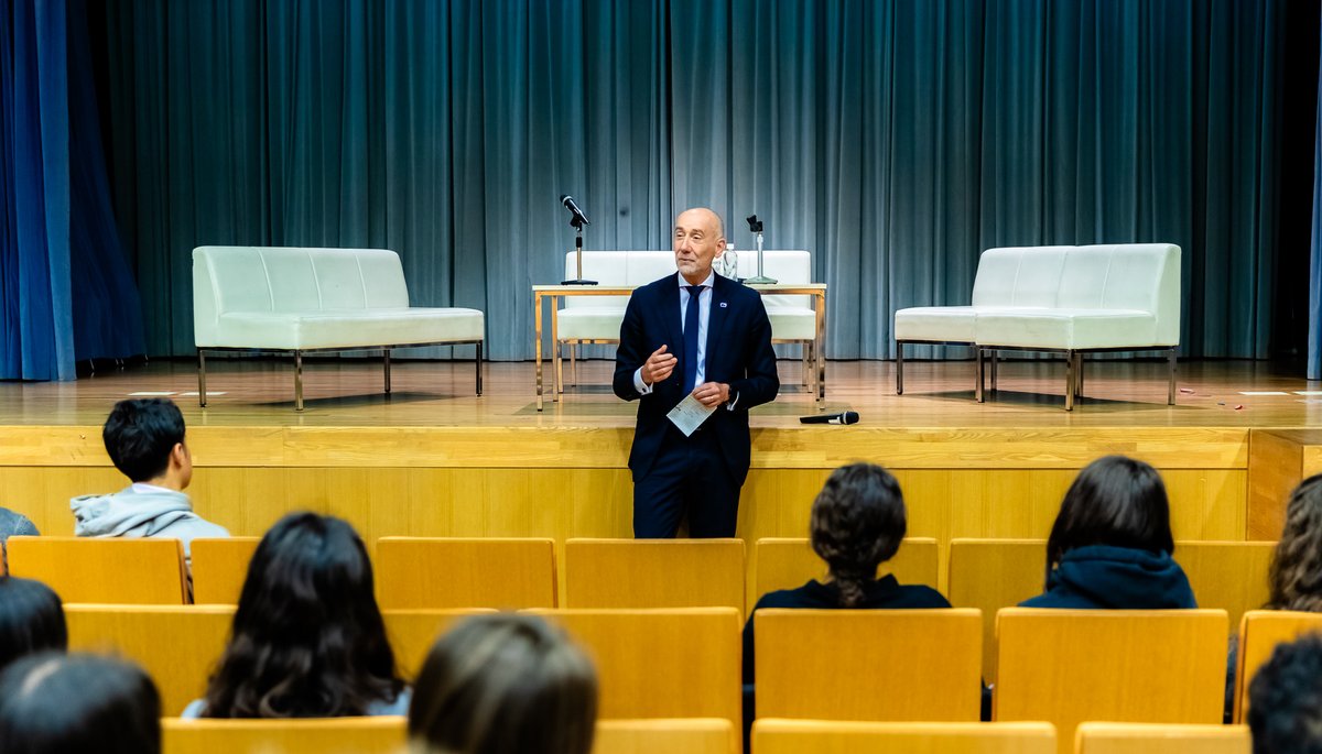 #RECEPTION DE L' #AMBASSADEUR DE L’#UE AU #JAPON Le #LFITokyo a accueilli S.E. Jean-Eric PAQUET : une #rencontreenrichissante avec Mme CAMPELS et les #lycéens, où M. l'Ambassadeur a partagé son #expertise sur l'#UnionEuropéenne et encouragé la #participationcitoyenne. @aefeinfo