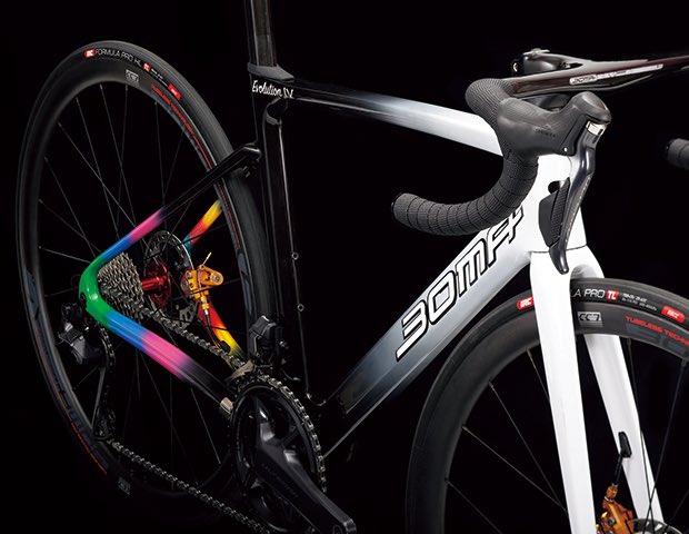 TCD_cycle's tweet photo. 「BOMA Evolution Ⅳ」TCD学生デザインフレームが商品化🚲✨

BOMAのフレームデザインをするコンペ形式の産学協同授業を行いました。見事２名の学生のグラフィックデザインが採用され、BOMAから発売されました！
https://t.co/3hspWSoasI

#東京サイクルデザイン専門学校
#boma
#Evolution4
@BOMABIKE https://t.co/tjFAVDsdog