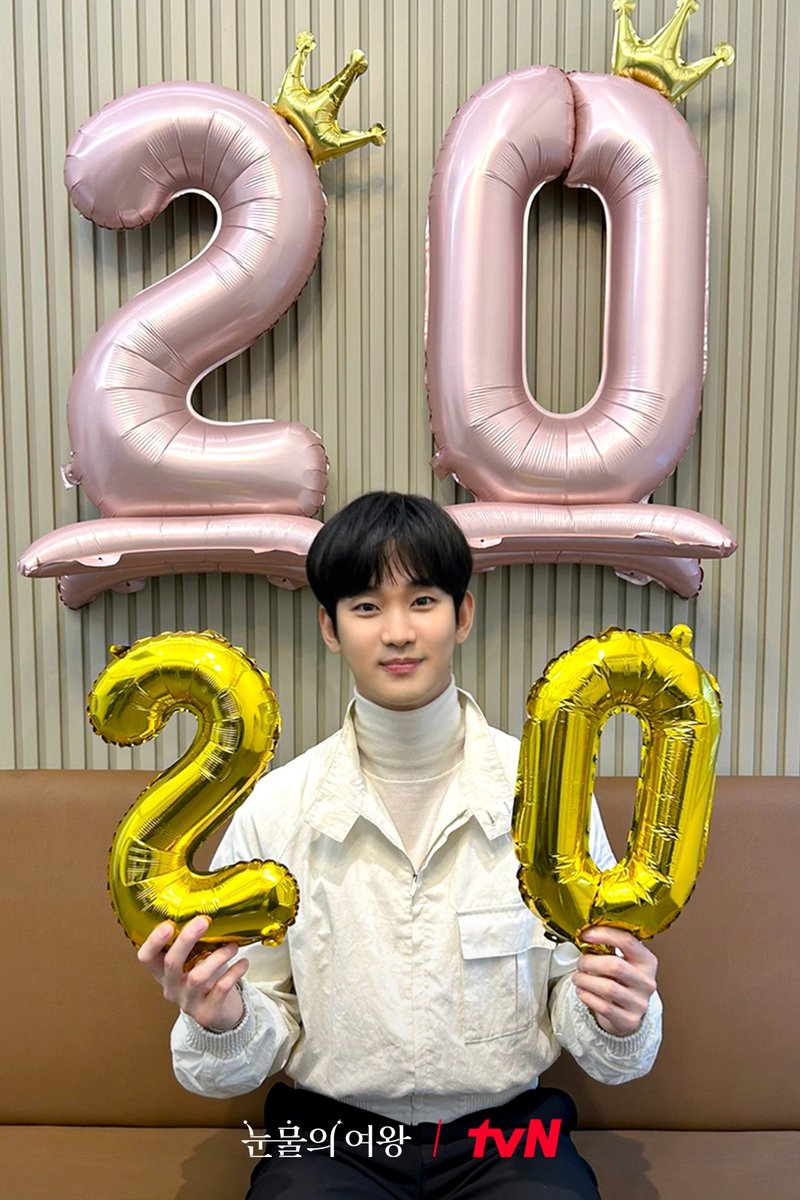 CJnDrama's tweet photo. 🎊4년 만의 tvN 시청률 20% 돌파 기념🎊
김수현 배우 인증샷 도착!📸

자꾸만 한 번 더 보고 싶은💕
현우와 끝까지 함께 해요 ୧( “̮ )୨✧

[토일] 밤 9:10 | tvN
#눈물의여왕 #QueenofTears
#tvN #tvN에서봐 #스트리밍은TVING https://t.co/OUWULxMo8L