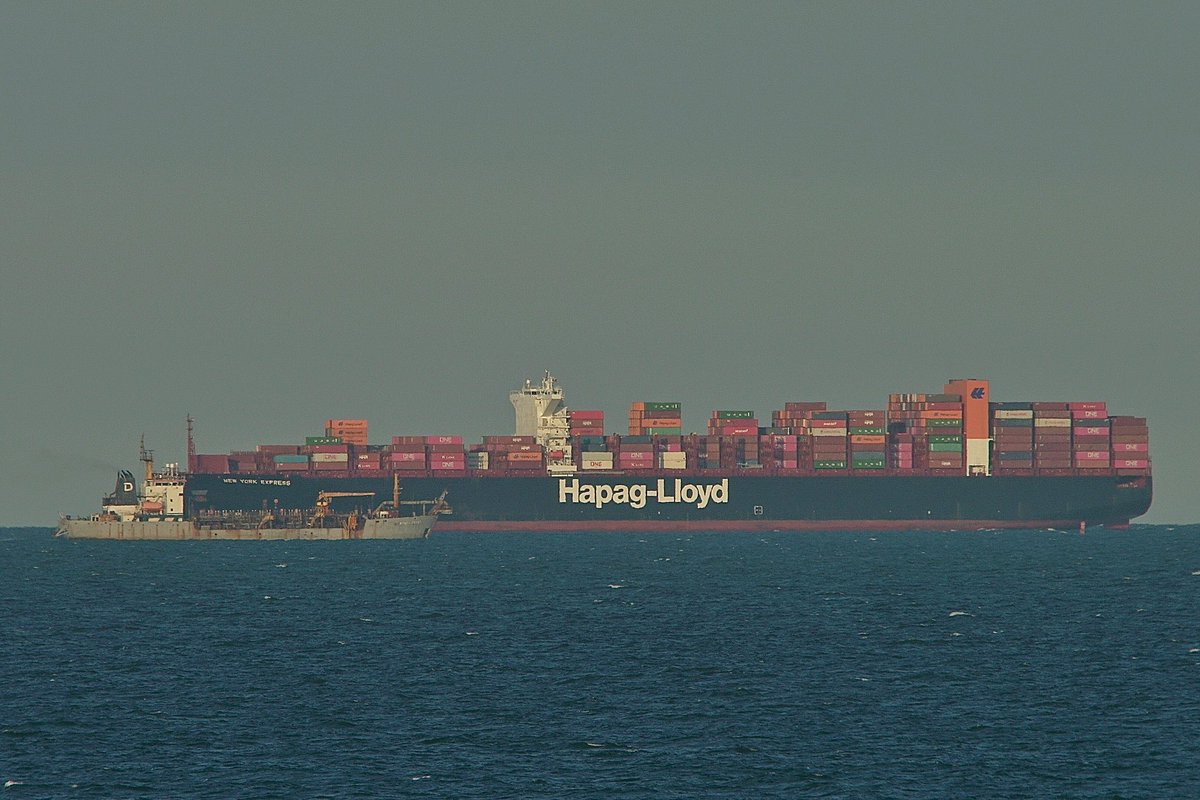 johnmorgan726's tweet image. Two #HapagLloyd #ContainerShips The 366 meter #NewYorkExpress IMO:9501332 (Dortmund Express-class) inbound for Norfolk International Terminal (NIT) Virginia. The #HopperDredger #Stuyvesant IMO:7915838. And the #TENO IMO:9447859 (T-class 300 meter) to Southampton, UK. #ShipsInPics