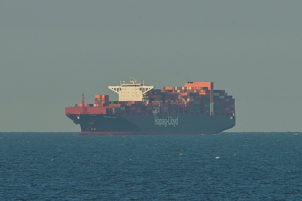 johnmorgan726's tweet image. Two #HapagLloyd #ContainerShips The 366 meter #NewYorkExpress IMO:9501332 (Dortmund Express-class) inbound for Norfolk International Terminal (NIT) Virginia. The #HopperDredger #Stuyvesant IMO:7915838. And the #TENO IMO:9447859 (T-class 300 meter) to Southampton, UK. #ShipsInPics