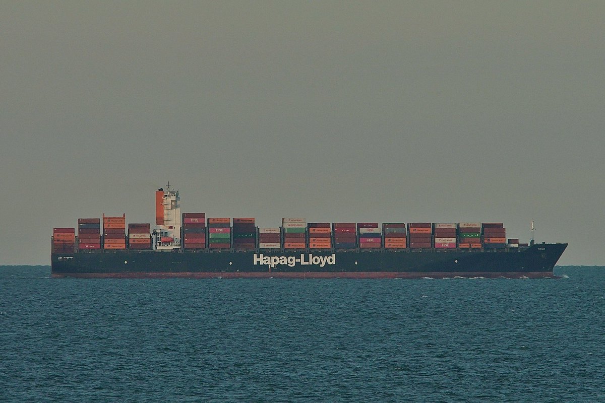 johnmorgan726's tweet image. Two #HapagLloyd #ContainerShips The 366 meter #NewYorkExpress IMO:9501332 (Dortmund Express-class) inbound for Norfolk International Terminal (NIT) Virginia. The #HopperDredger #Stuyvesant IMO:7915838. And the #TENO IMO:9447859 (T-class 300 meter) to Southampton, UK. #ShipsInPics