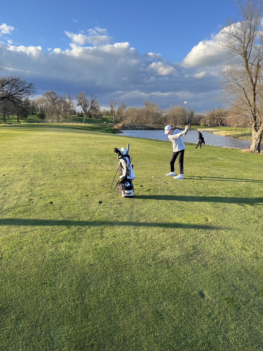 OwatonnaGolf_B's tweet photo. The Owatonna Huskies went 1-1 at OCC today⛳️ Weston Grimmius made his varsity debut &amp; fired the low score for the team. Rounding up our counting scores were Quinn Thompson, Matthew Larson, and Ben Buytaert. Back on the course tomorrow for the Big 9 Mid Season Tourney‼️ https://t.co/gHIkhCz4aL