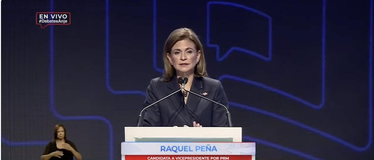 cdn37's tweet photo. Raquel Peña y su propuesta para solucionar el problema del transporte: "Debemos seguir construyendo infraestructura para abordar el problema que tenemos de la gran cantidad de vehículos que tenemos en circulación. Y esto es un reflejo del crecimiento económico que el país está experimentando. Por otro lado, hemos inaugurado varios proyectos como el teleférico de Los Alcarrizos, para facilitar el traslado de los ciudadanos".

#DebatesANJE2024 #PerfildeRaquelPeña #ANJE #PRM #CandidataVicepresidencial #DeCaraAElecciones2024
