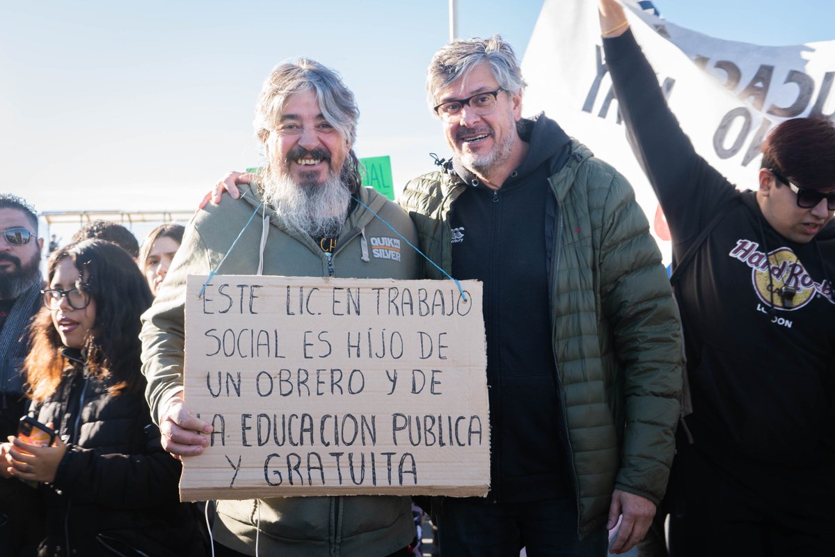 Pucho y yo 35 años después. En el mismo camino defender la #EducacionPublica
Ahora y siempre, el derecho de estudiar.
Ambos hijos de laburantes que sabían que había que estudiar.
Ahora nos toca defender ese derecho a nosotros