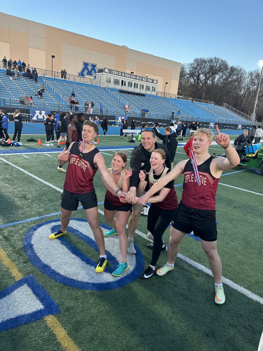 maplegrovetrack's tweet photo. There’s just something about a throwers relay to end the night! #winning #feartheleaf @MGActivities 🍁🔥 https://t.co/Grc0jJd83D
