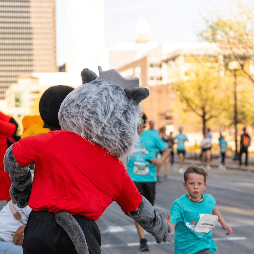 Big Red had so much fun running the Grand Blue Mile mascot race with his buddies tonight! Thank you for the invite @drakeroadraces!