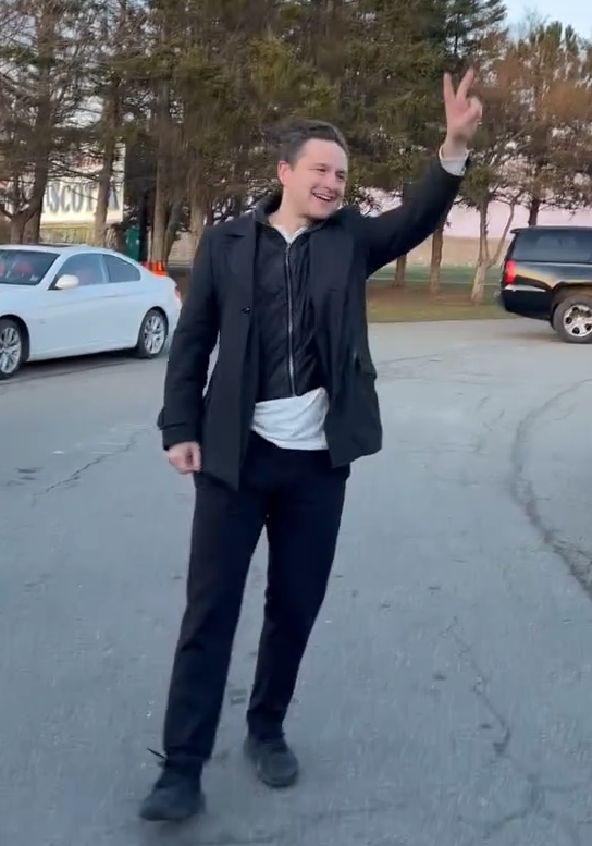 Pierre Poilievre had a strange visit to a protest encampment which has been standing for 23 days.

The leader of the opposition chatted with the 'protestors' about excrement in the encampment, how to sleep comfortably in the trunk of a car, and axing the tax.

🧵with videos.