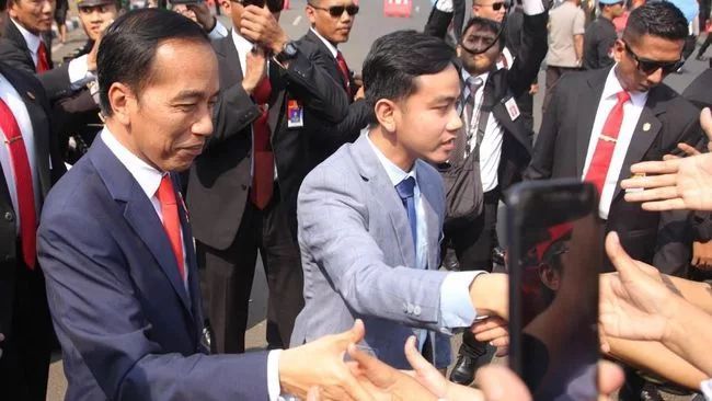 Presiden Indonesia, Jokowi dan anaknya Gibran Rakabuming Raka digugurkan keahlian Parti Demokrasi Indonesia - Perjuangan (PDI-P) Ia selepas mereka menyokong calon parti lawan, Prabowo Subianto dalam Pemilihan Umum Presiden Indonesia 2024, berbanding calon PDI-P, Ganjar Pranowo