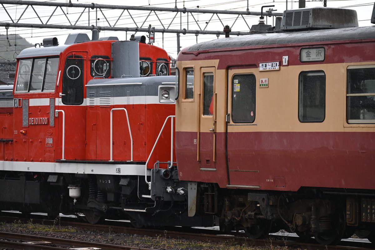 えちごトキめき鉄道のクハ455-701+413系2両とJR東日本のDE10 1700を使用した試運転（配給）が日本海ひすいライン線内で本日運行。

交流加圧試験の模様？

先日まで検査入場してた観光急行用の交直流急行色が姿を見せる・・が旧北陸本線区間を'DE10+455・413系'が走る光景は中々新鮮ですね。