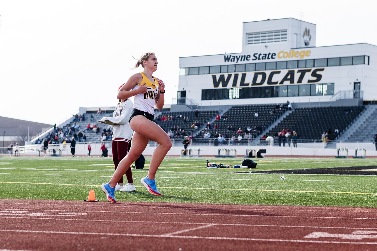 Larsen wins 5,000-meter run to lead @WSCXCTF women at Dakota State Twilight. #PlayforthePaw wscwildcats.com/news/2024/4/23…