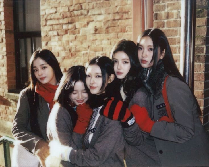 BUNNIES SUPPORT NEWJEANS AND NEWJEANS ONLY 
#WeLoveYouNewJeans