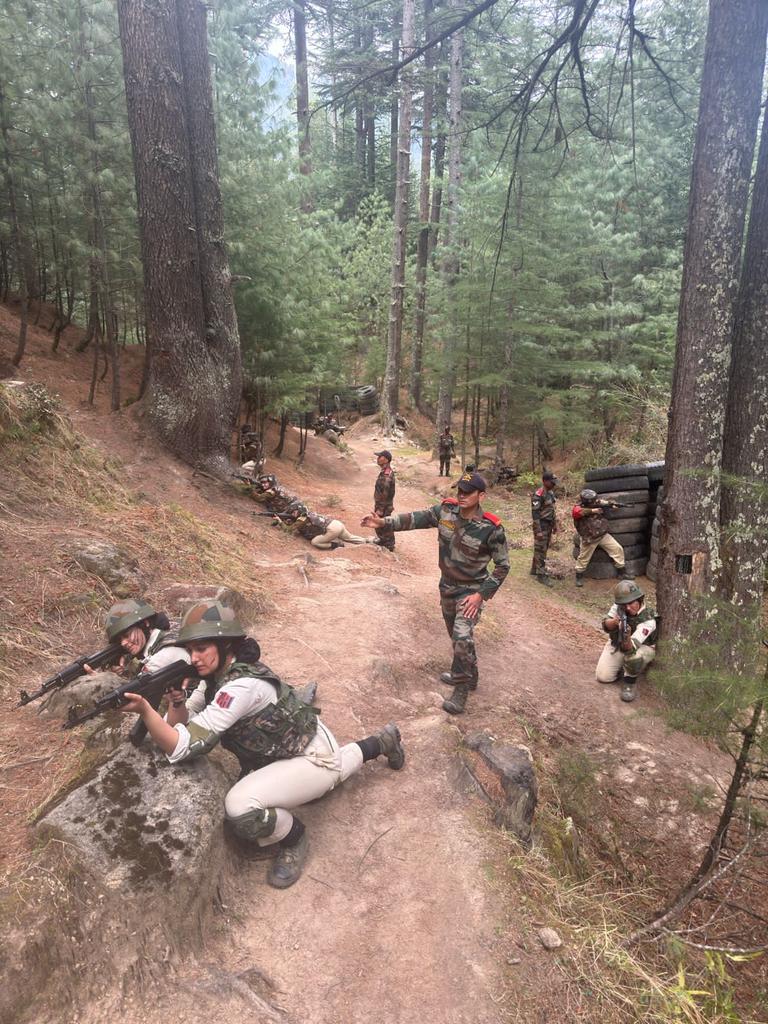 prodefencejammu's tweet photo. #NationFirst
#DhruvaCommand

#LtGenMVSuchindraKumar, #ArmyCdrNC visited @WhiteknightIA Corps Battle School #Bhalra to motivate &amp; witness the @JmuKmrPolice personnel undergoing training.(1/2)

@SpokespersonMoD
@adgpi
@JmuKmrPolice
@NorthernComd_IA https://t.co/joAhPWFkY8