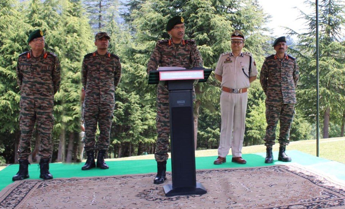 The Army Commander interacted with the #trainee PSIs & appreciated the zeal & enthusiasm displayed by the #JKP to meet the operational challenges. He exhorted on the importance of synergy between civil and military forces to establish peace and tranquility in the region.(2/2)