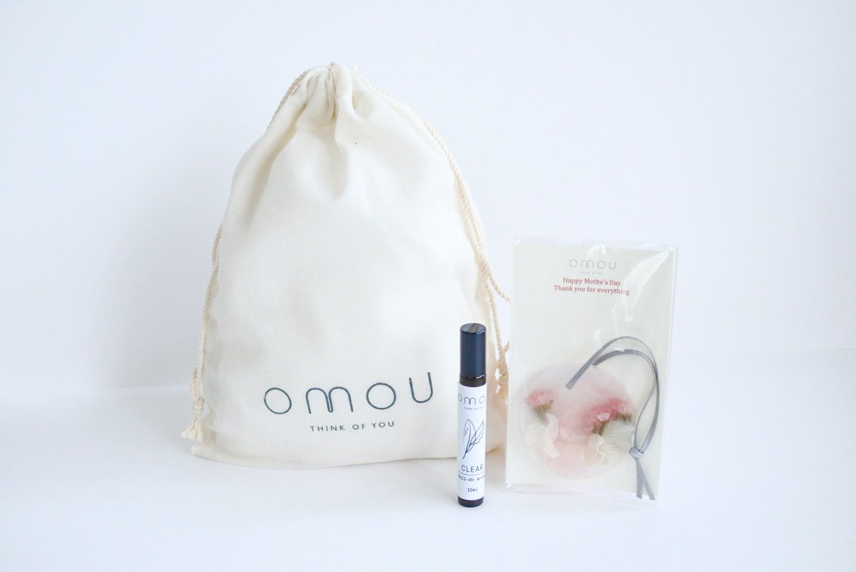 omou_jp's tweet photo. ＼母の日ギフトセット🎁💐／

ご注文はこちら▷https://t.co/Vz2WeQ2K0T 

今年の母の日は5/12(日)✨
母の日限定で外出先でも香りを楽しめるロールオンアロマと、クローゼットに吊るして香りを楽しむ芳香剤アロマワックスサシェのセットをセットにしました🥰

#母の日
#アロマワックスサシェ
#ギフト https://t.co/Do4W4e4IPs