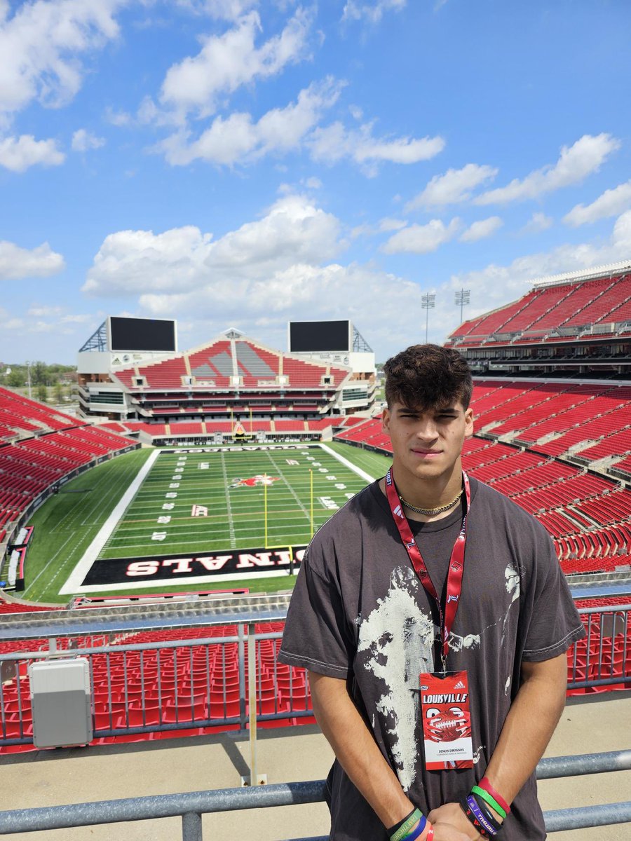 DinosDrossos's tweet photo. Thank You So Much @CoachMarkHagen For all the love this week in @LouisvilleFB @ULFBRecruiting !! Had a great time touring the facility’s &amp; meeting Coach’s and players!!
GO CARDINALS‼️🟥⬜️
Huge Thank You @JeffBrohm @MarkIvey90 @TMossbrucker @CoachRonEnglish @CoachMaslowski https://t.co/vEgRmbprM5