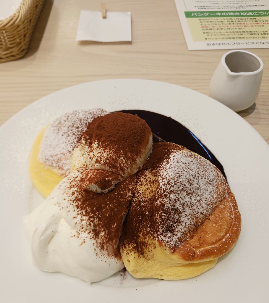 幸せのパンケーキ🥞 ティラミスパンケーキ 幸せを求めてまた来てしまった…🩷 今月2回目😛笑 自分へのご褒美✨ 濃厚甘々のチョコレートと 別添えのほろ苦いエスプレッソが めちゃめちゃ合うーーーーー😍😍 これかなり好きです❤️ 今日も幸せチャージできました🩵