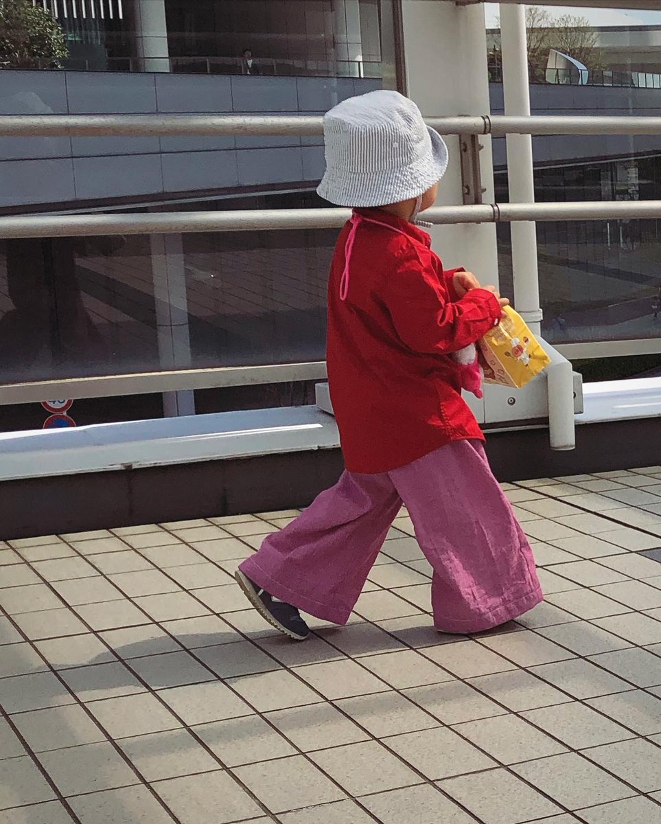 息子用ハンドメイドパンツ。日暮里のトマトの階段付近で見つけたいい感じの綿100%のピンクのハギレがお気に入りです。まだ半分くらいある生地は何にしようかな。
#2歳半　#ハンドメイド子供服