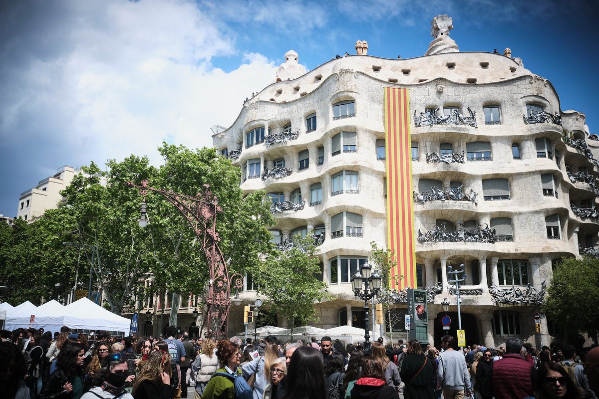 Sant Jordi 2024

📸 Fujifilm X-T4

📷 Fujinon XF 16-55mm F2.8 R LM WR

#SantJordi2024 #photojournalism #photography