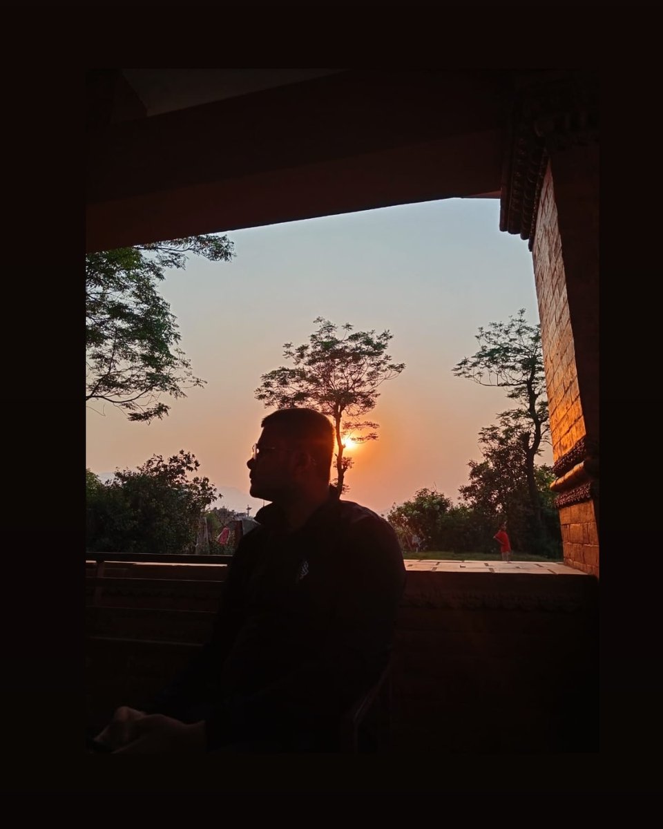 swayamrc's tweet photo. Message:
"Left side: past which is always discussed alot &amp; all learning come from past so we see in lest alot
Middle: Where sun is present to luminate we are in Middle as It depicts Present 
Right side: Future which is actually reflected by sun from middle &amp; future is bright" https://t.co/7qxBSKDgiU