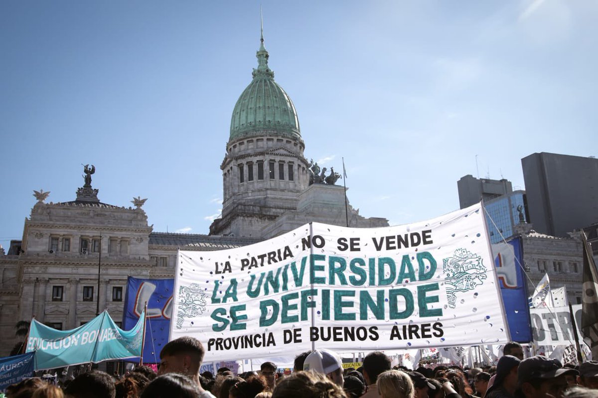 AndreaxHerrera's tweet photo. Participamos de esta #MarchaUniversitaria histórica!

Inmensa manifestación en contra el gobierno de Milei por su intento de degradar y extinguir a las universidades nacionales argentinas.

Enorme victoria popular! ✌🏻🇦🇷
@heberjrios 
@Atilra_GR 
@jorgeferraresi 
@magdysierra https://t.co/1KyksqDHxW