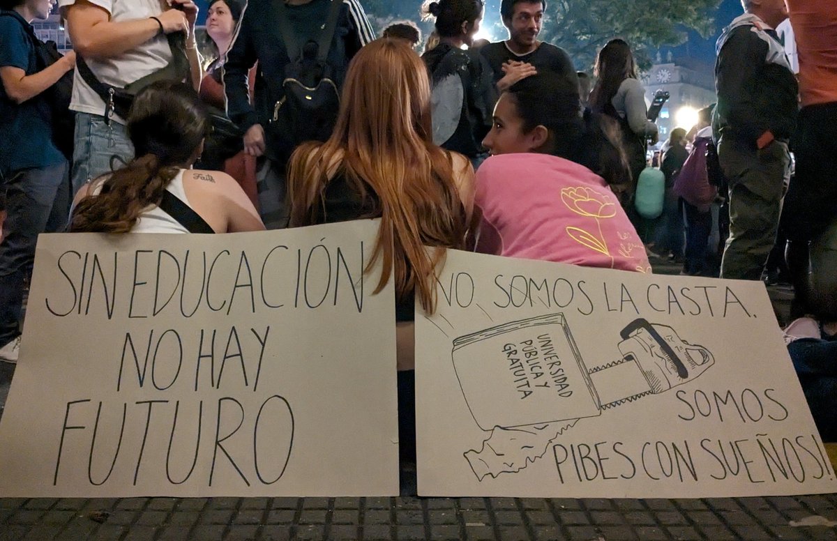 hmgauna's tweet photo. Qué respiro encontrarse con este apoyo impresionante a la universidad pública. La van a tratar de contar de mil maneras. Acá una muestra. https://t.co/MKepK35Exi