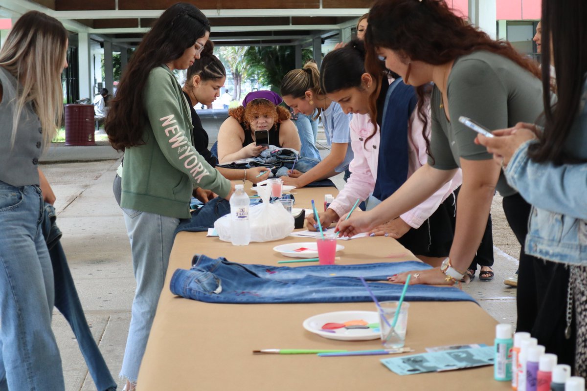 El Dr. Carlos A. Galinao Quiñones, Rector de la #UPRH dijo presente en el Denim Day. Una actividad coordinada por estudiantes de Ciencias Sociales, con el propósito de  concienciar y repudiar de la violencia sexual. 

#SiempeBúhos