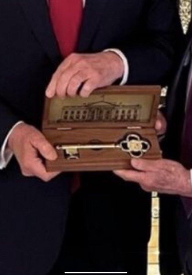Dasting! 🐸

Did President Trump just give former Japanese Prime Minister Taro Aso a key to the White House today? 🤯

Who's your Commander in Chief..... 😉