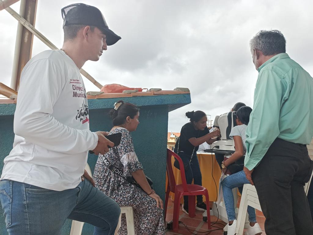 JuventudMRTVzla's tweet photo. Desde el municipio Indígena Bolivariano Guajira 
De estado @ZuliaTupamaro la Presencia de Nuestra Juventud sigue En Batalla cumpliendo con las 7T, está vez para Nuestros Abuelas y abuelos en el plan soy Nieta o Nieto con el plan Vista a la Guajira

@NicolasMaduro 
@WBenavides_MRT https://t.co/JwiAR4vgtM