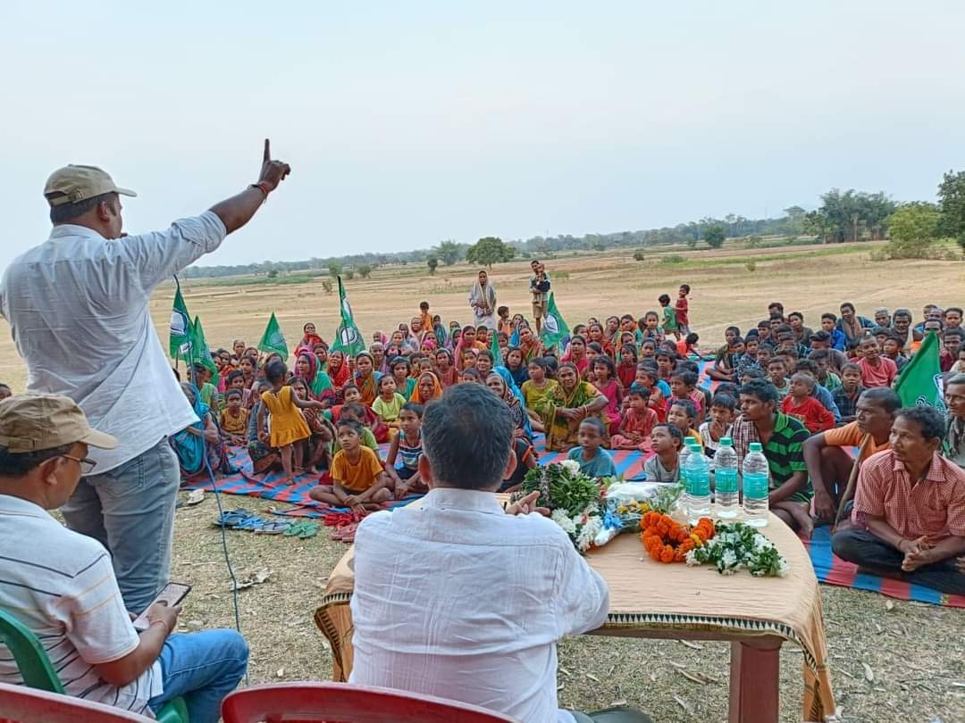 dambaru8093's tweet photo. ରାଜନୀତି ସଭାରେ କୁନି କୁନି ପିଲାଙ୍କୁ ନେଇ ସଭା ଓ ପ୍ରଚାର କରୁଛନ୍ତି ନୀଳଗିରି ବିଧାୟକ ସୁକାନ୍ତ ନାୟକ।।
ଦୟାକରି ଧ୍ୟାନ ଦିଅନ୍ତୁ @DBalasore @ECISVEEP @OdishaCeo @JyotiKanakNews #Balasore https://t.co/CxIYbOxMkM